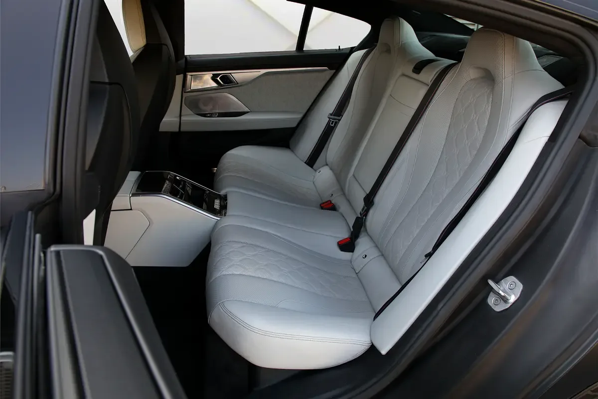 BMW M8 4.4 Competition Steptronic xDrive (625 حصان) - 18