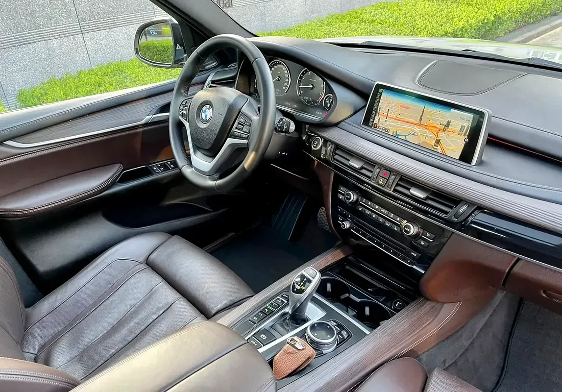 BMW X5 xDrive50i Steptronic (462 حصان) - 16
