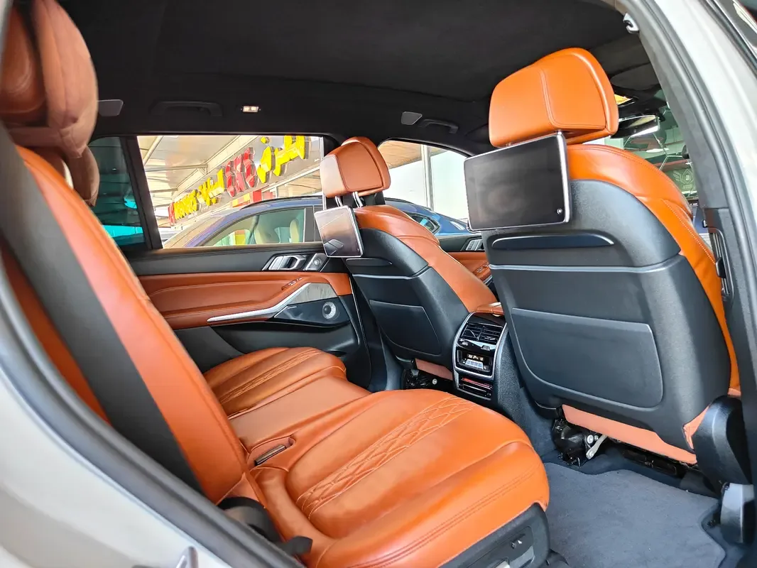 BMW X7 xDrive50i Steptronic (462 حصان) - 18