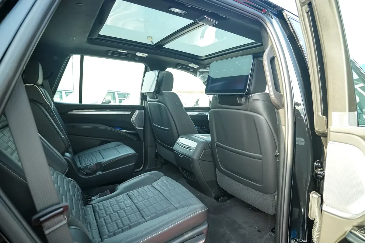 Cadillac Escalade 6.2 AT AWD (420 حصان) - 15