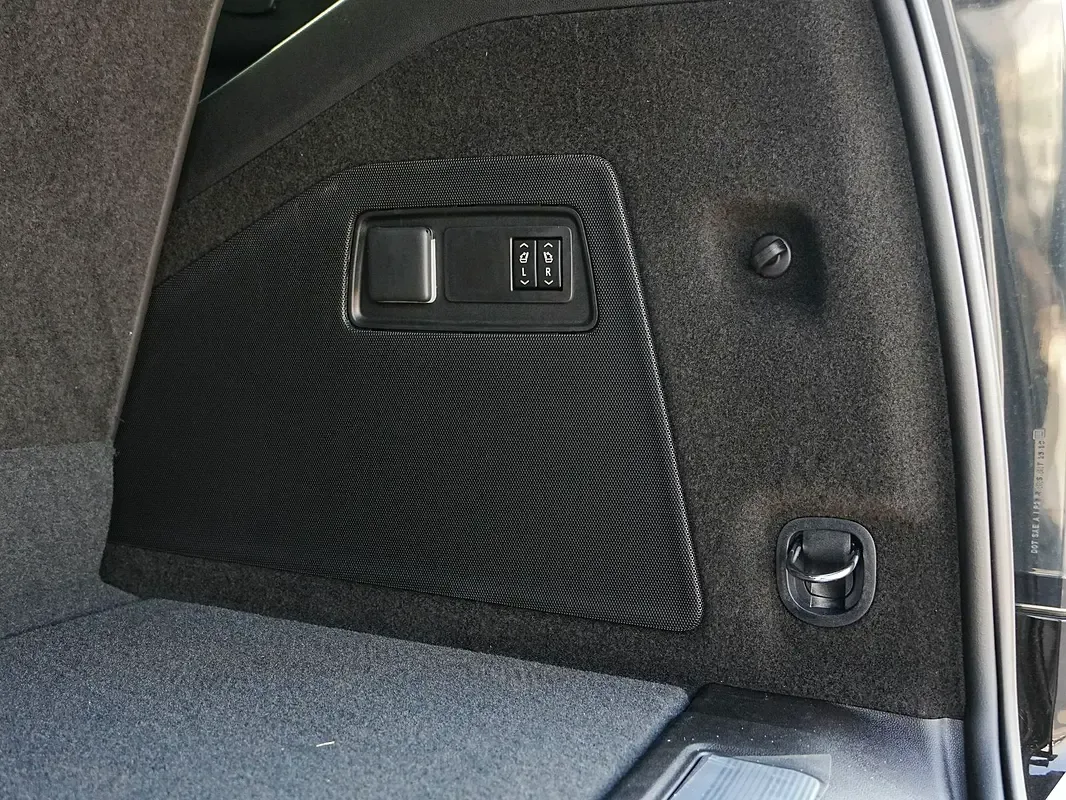 Cadillac Escalade 6.2 AT AWD (420 hp) - 18