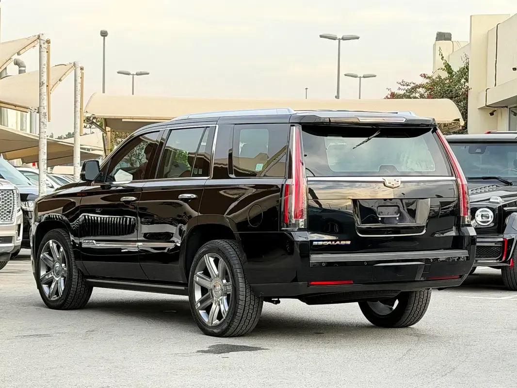 Cadillac Escalade 6.2 AT AWD (426 حصان) - 6