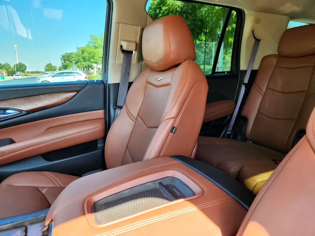 Cadillac Escalade 6.2 AT AWD (426 حصان) - 14