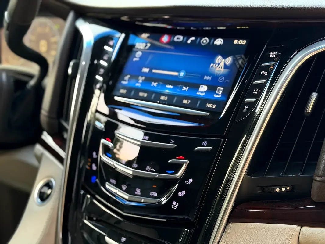 Cadillac Escalade 6.2 AT AWD (426 حصان) - 16