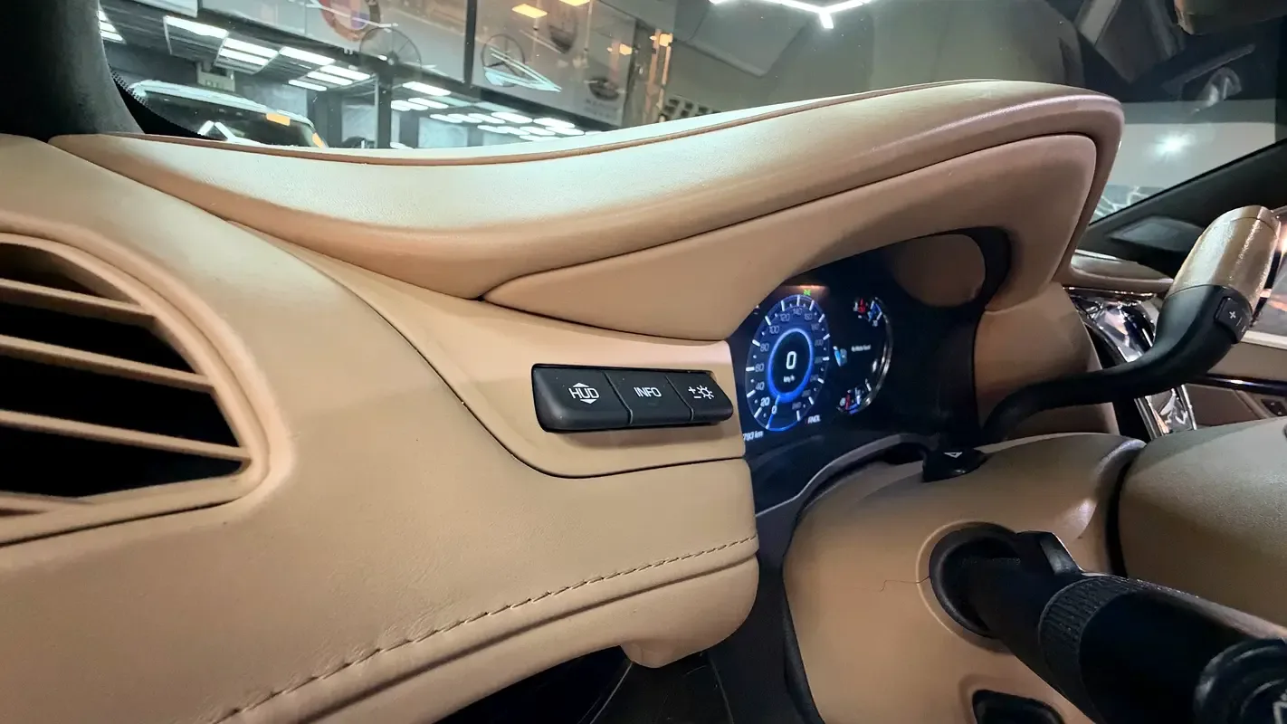 Cadillac Escalade 6.2 AT AWD (426 hp) - 18