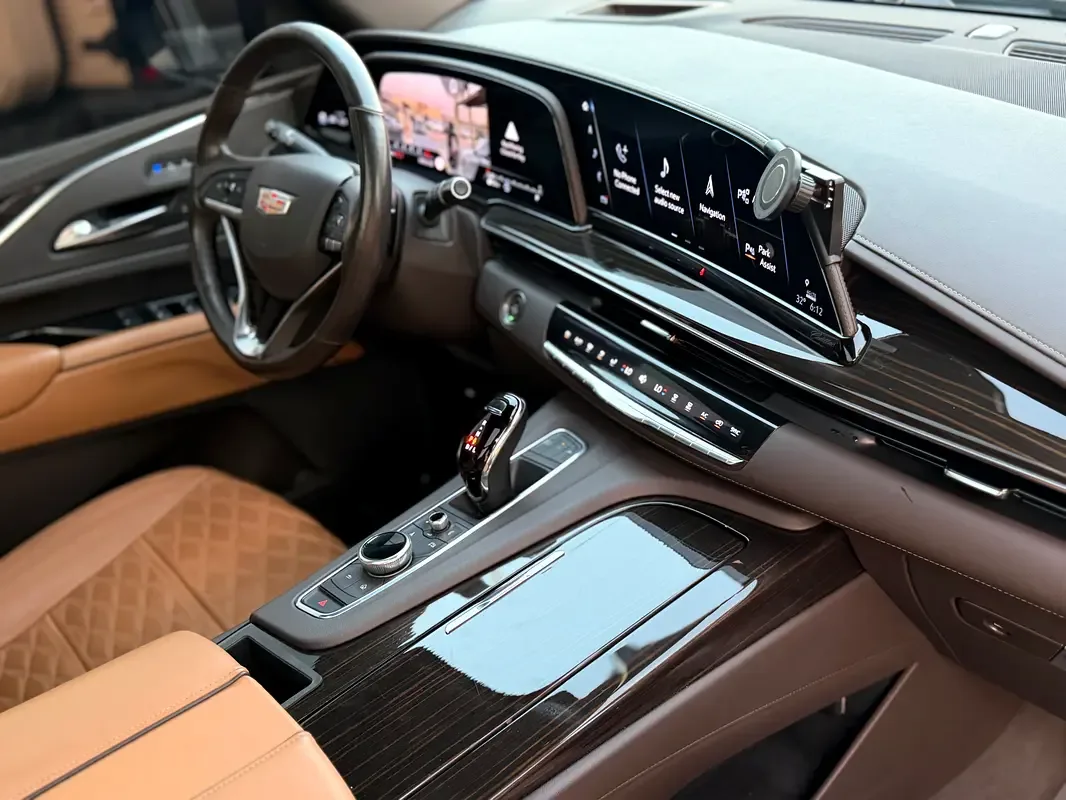 Cadillac Escalade 6.2 AT RWD (420 hp) - 17