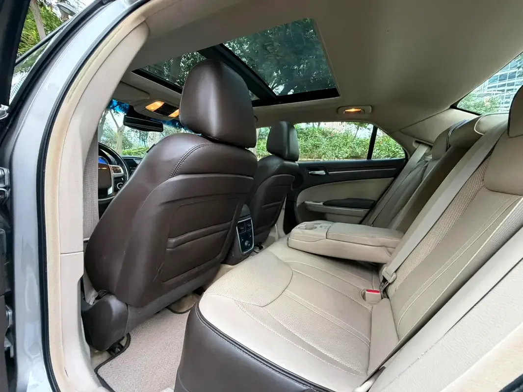 Chrysler 300C 3.6 AT (296 حصان) - 17