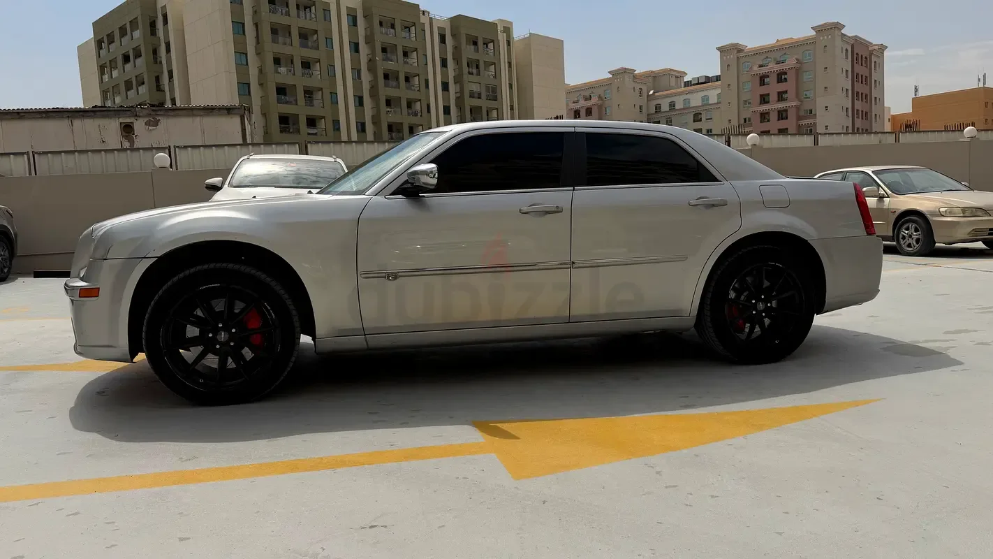 Chrysler 300C 6.1 AT SRT8 (425 حصان)