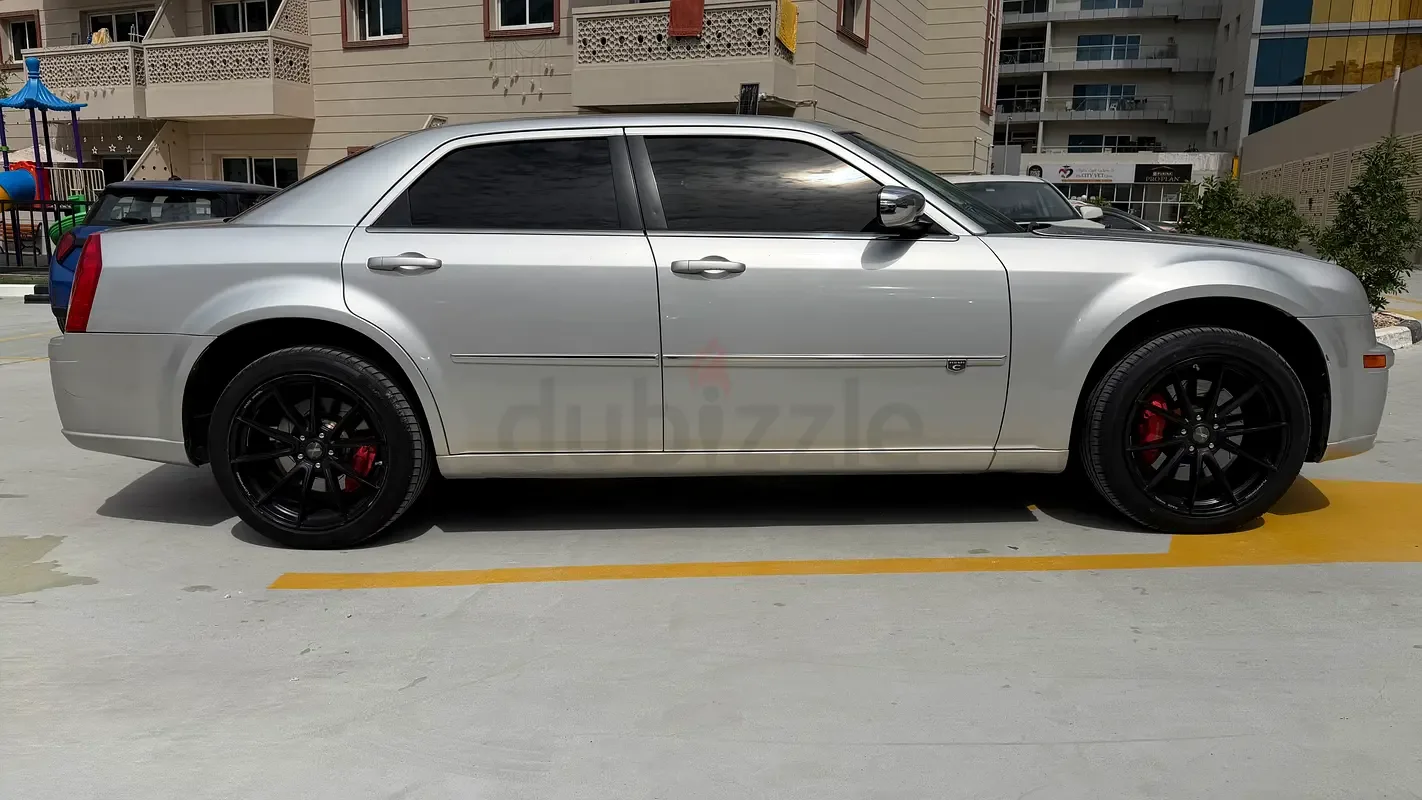 Chrysler 300C 6.1 AT SRT8 (425 حصان) - 2