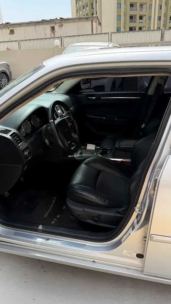 Chrysler 300C 6.1 AT SRT8 (425 حصان) - 6