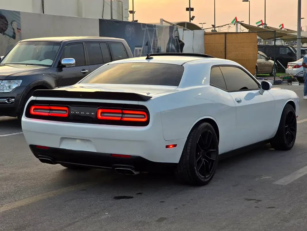 Dodge Challenger 5.7 AT RWD (380 hp) - 5
