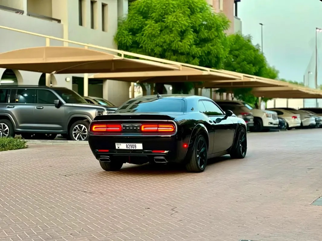 Dodge Challenger 5.7 AT RWD (380 hp) - 2