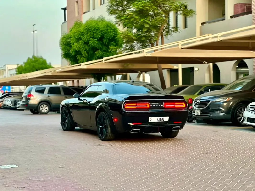 Dodge Challenger 5.7 AT RWD (380 hp) - 5