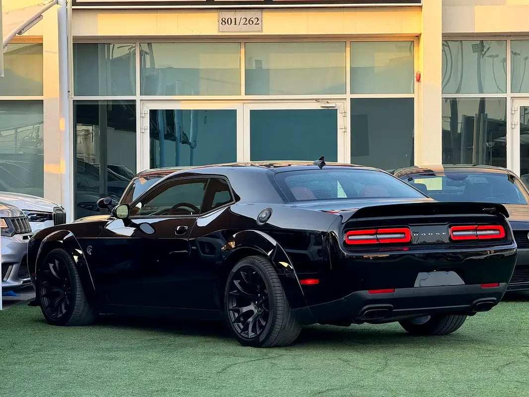 Dodge Challenger 6.4 V8 AT SRT-8 (492 حصان) - 6