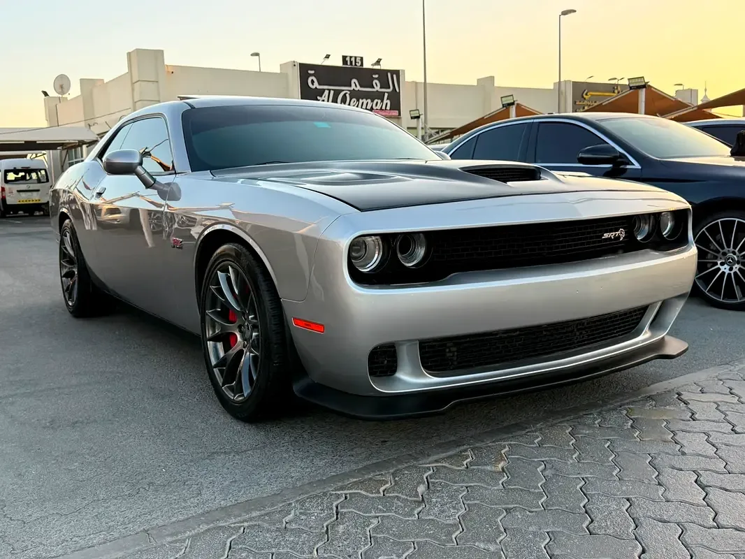 Dodge Challenger 6.4 V8 AT SRT-8 (492 hp) - 6