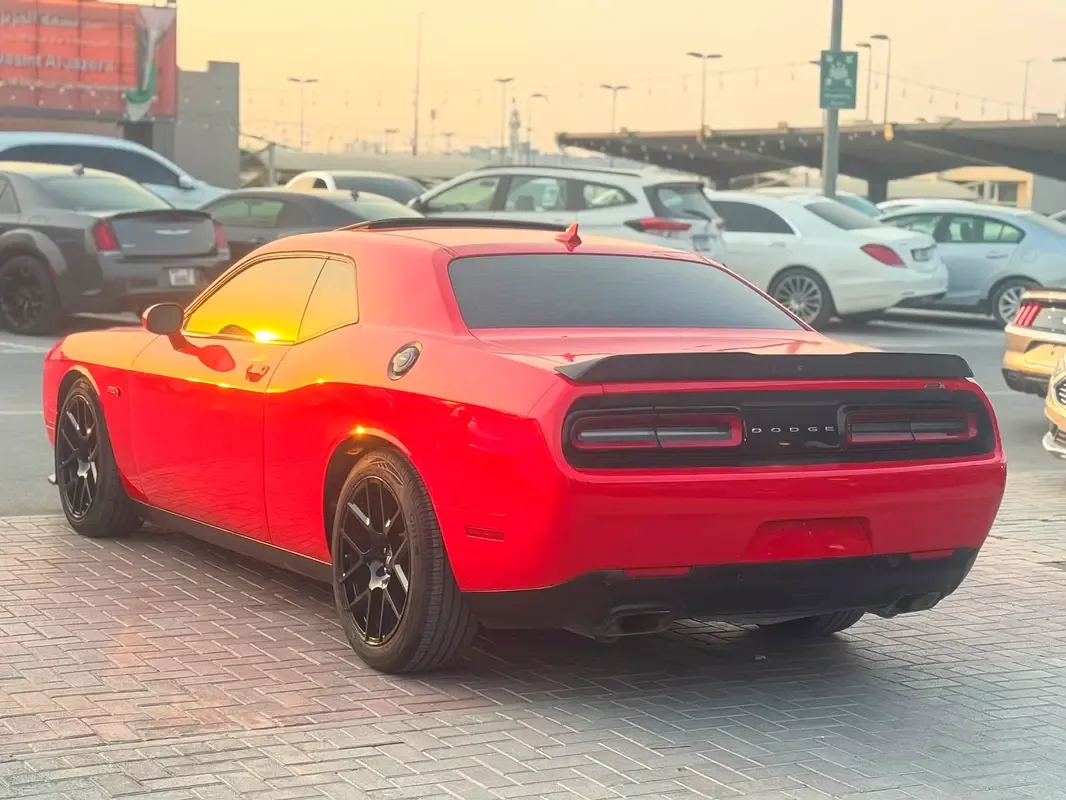 Dodge Challenger 6.4 V8 AT SRT-8 (492 hp) - 6