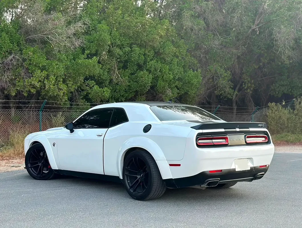 Dodge Challenger 6.4 V8 AT SRT-8 (492 hp) - 6
