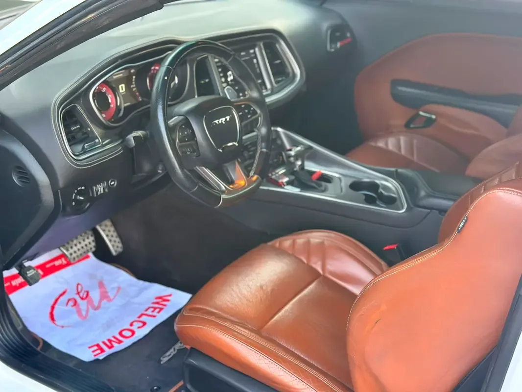 Dodge Challenger 6.4 V8 AT SRT-8 (492 hp) - 10