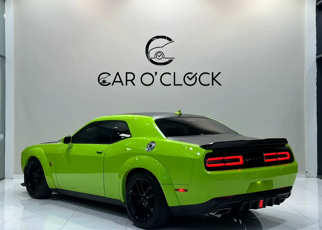 Dodge Challenger 6.4 V8 AT SRT-8 (492 hp) - 6