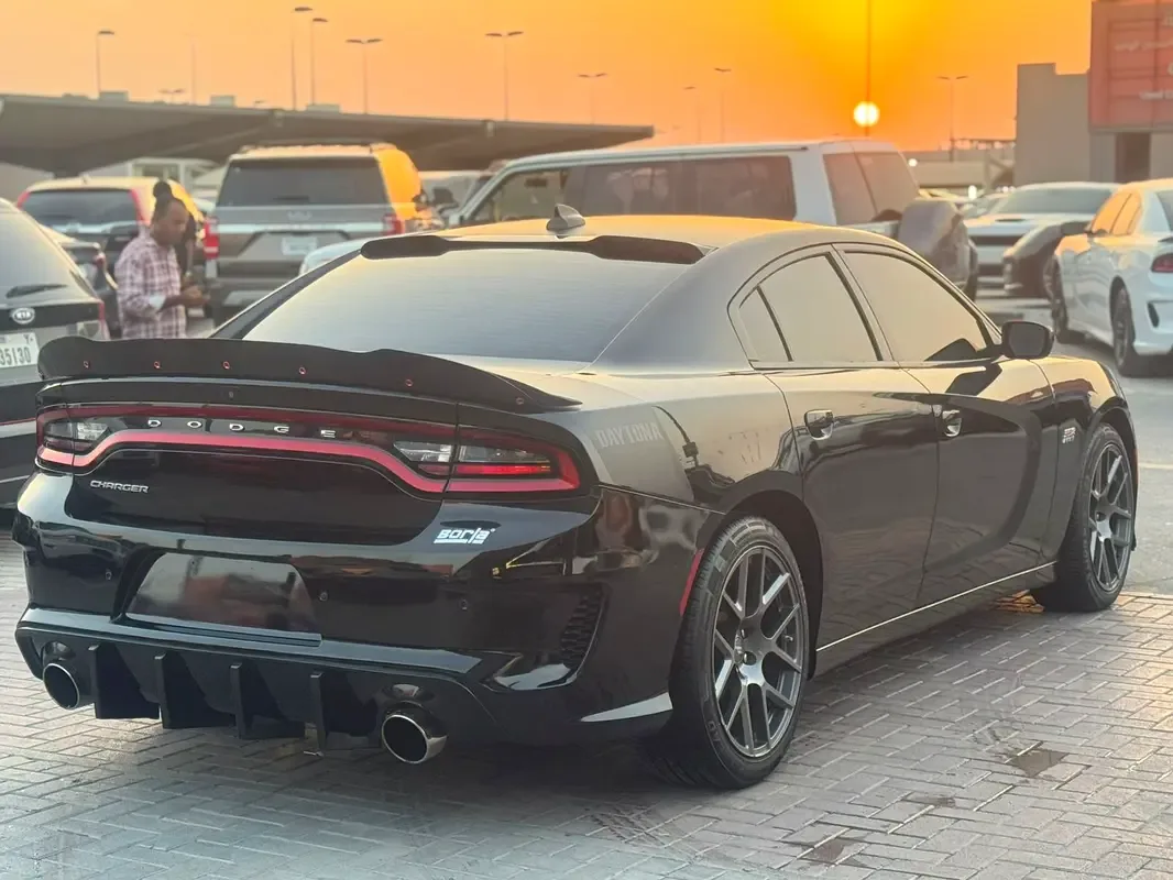 Dodge Charger 5.7 AT (377 حصان) - 5