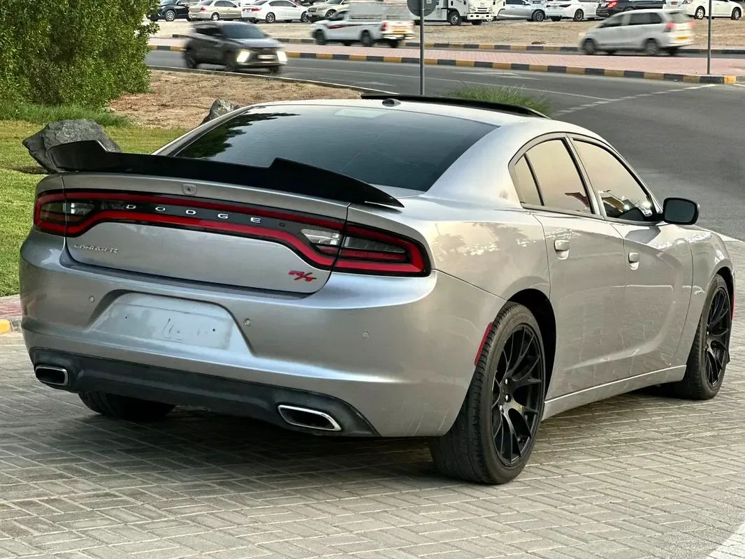 Dodge Charger 5.7 AT (377 حصان) - 5
