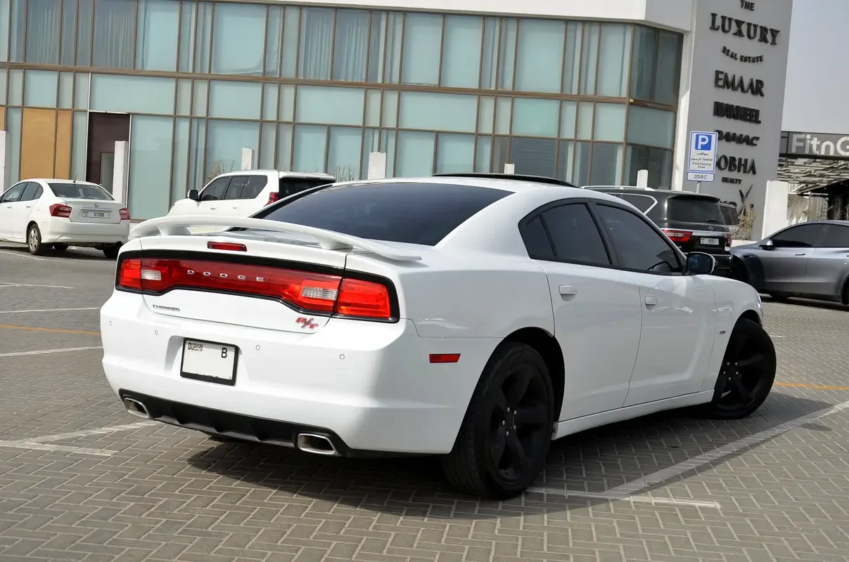 Dodge Charger 5.7 AT RWD (370 hp) - 5