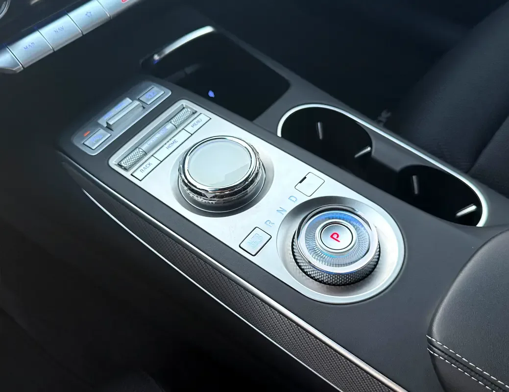 Genesis GV70 2.5 AT 4WD (304 حصان) - 10