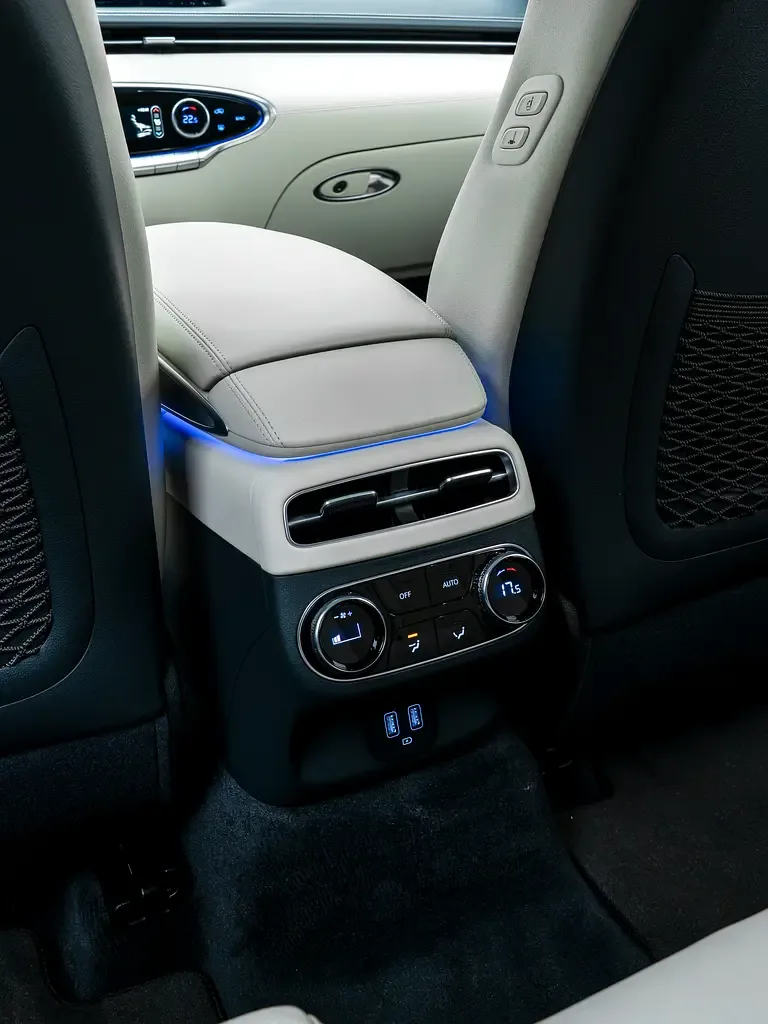 Genesis GV70 2.5 AT RWD (304 hp) - 19