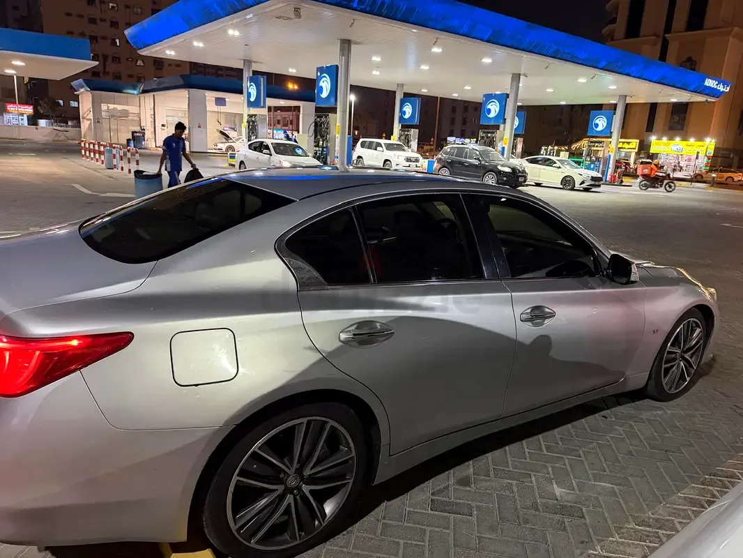 Infiniti Q50 3.7 AT (328 حصان) - 2