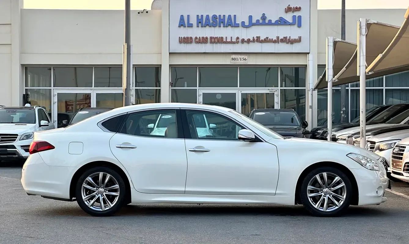 Infiniti Q70 5.6 AT RWD (420 hp) - 2