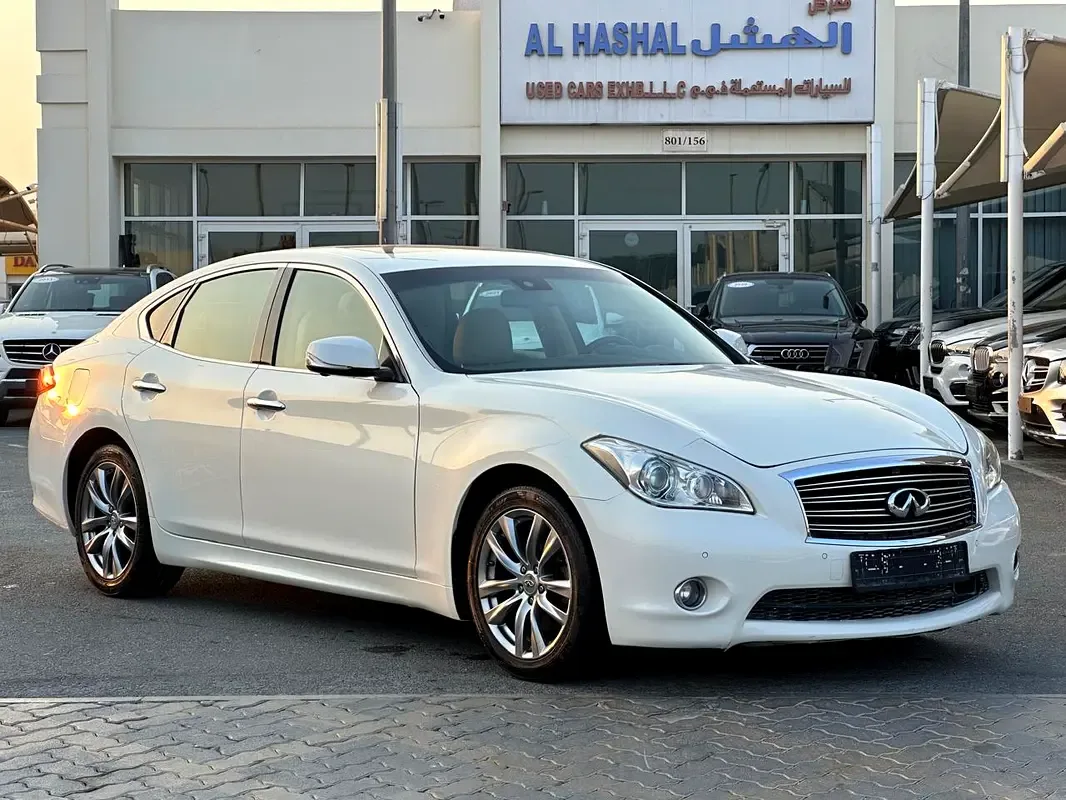 Infiniti Q70 5.6 AT RWD (420 hp)