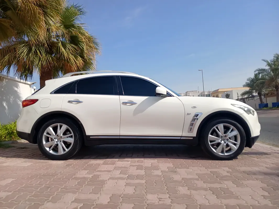 Infiniti QX70 3.7 AT AWD (333 hp)