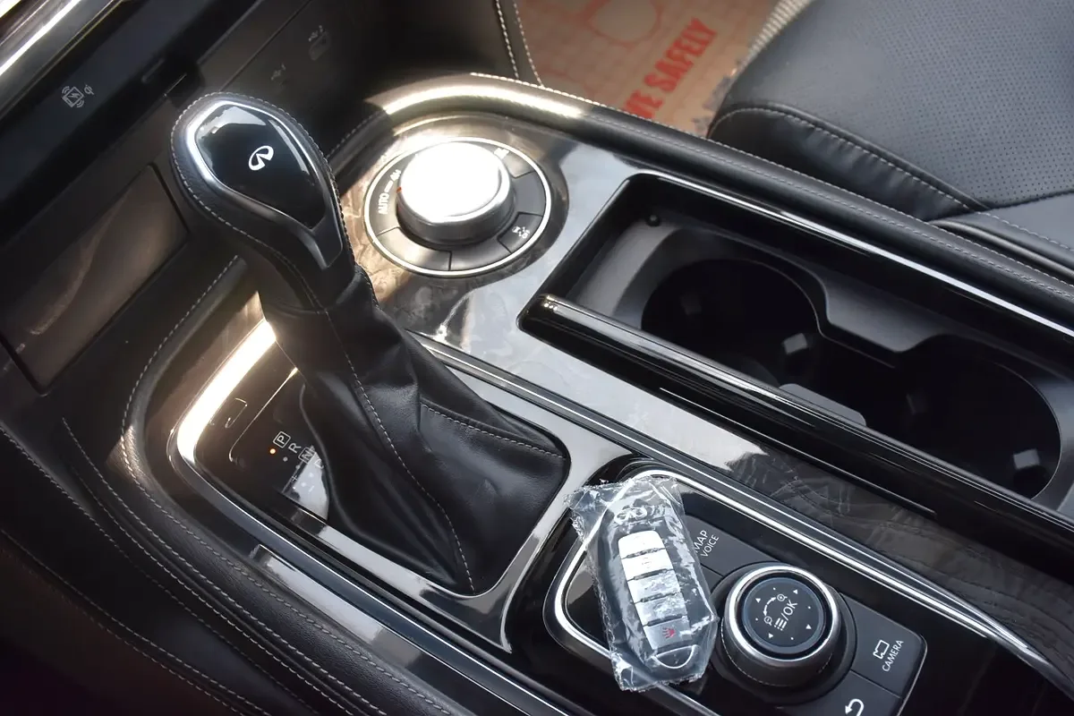 Infiniti QX80 5.6 AT 4WD (405 حصان) - 15
