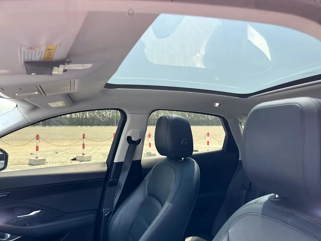 Jaguar E-Pace P250 AT AWD (249 حصان) - 10