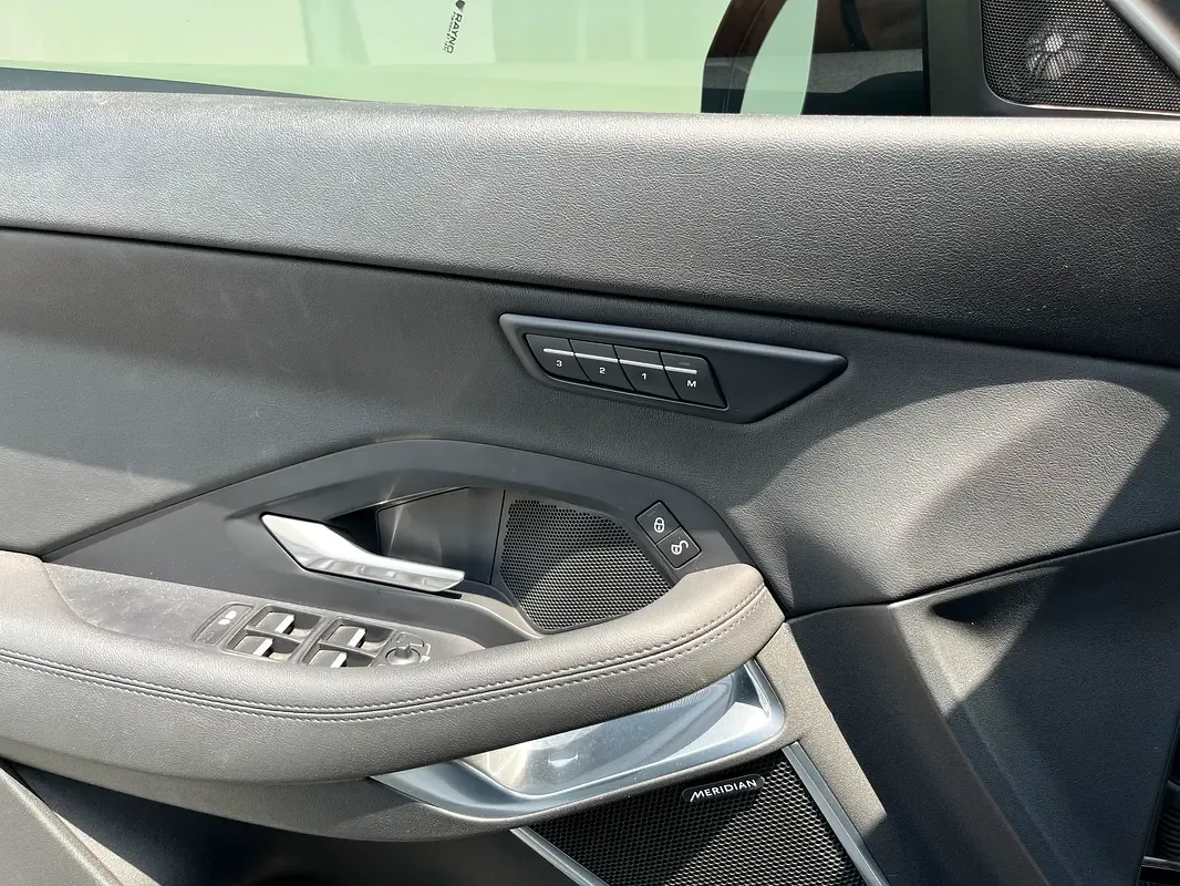 Jaguar E-Pace P250 AT AWD (249 حصان) - 12