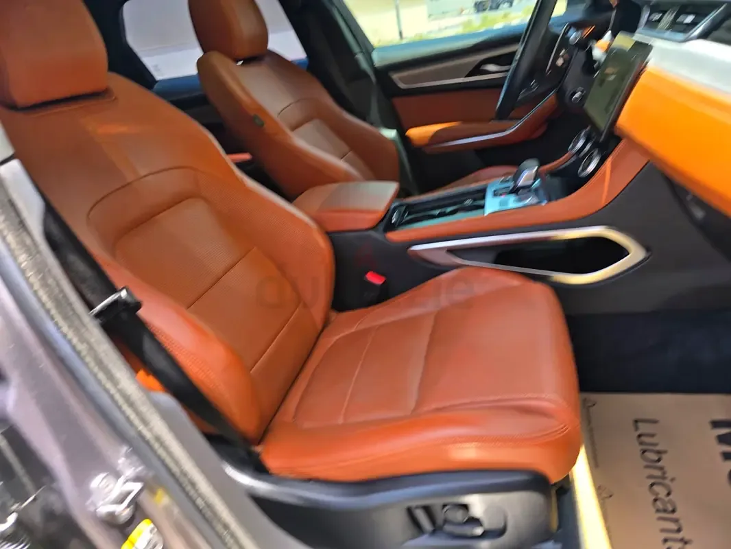 Jaguar F-Pace 2.0 AT 4WD (250 حصان) - 14
