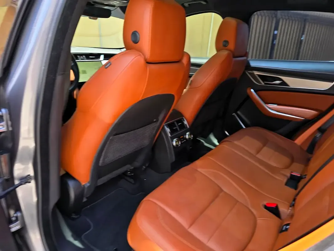 Jaguar F-Pace 2.0 AT 4WD (250 حصان) - 17
