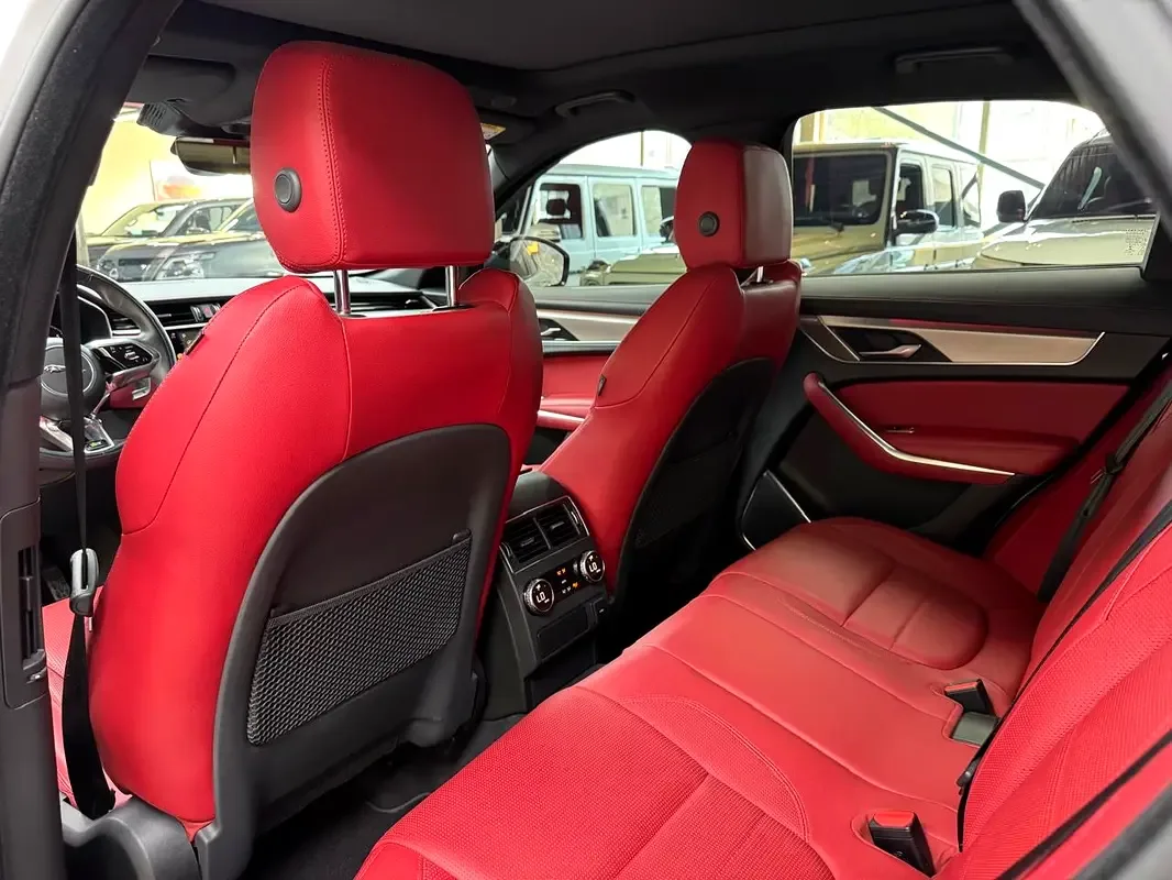 Jaguar F-Pace 2.0 AT 4WD (250 حصان) - 11