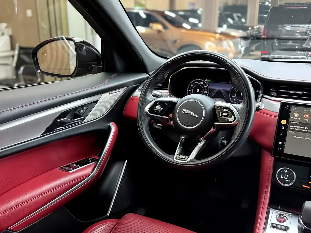 Jaguar F-Pace 2.0 AT 4WD (250 حصان) - 12