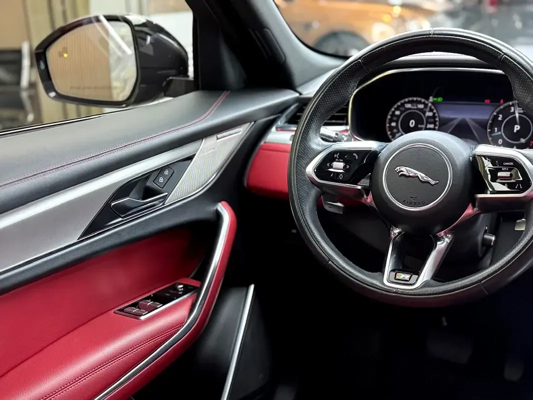 Jaguar F-Pace 2.0 AT 4WD (250 حصان) - 16
