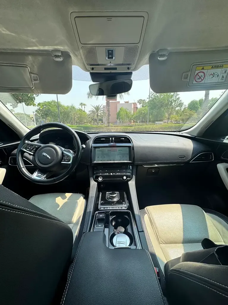 Jaguar F-Pace 2.0 AT AWD (249 حصان) - 17