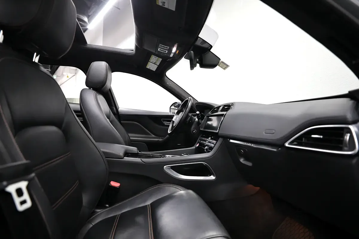 Jaguar F-Pace 2.0 AT AWD (250 حصان) - 7