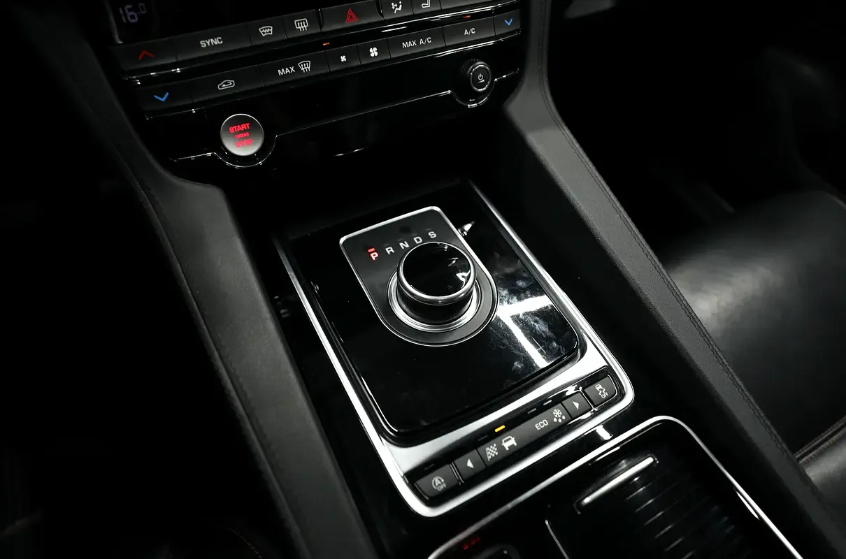 Jaguar F-Pace 2.0 AT AWD (250 حصان) - 11