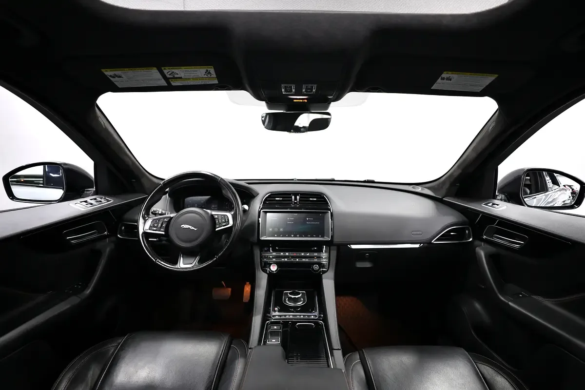 Jaguar F-Pace 2.0 AT AWD (250 حصان) - 12