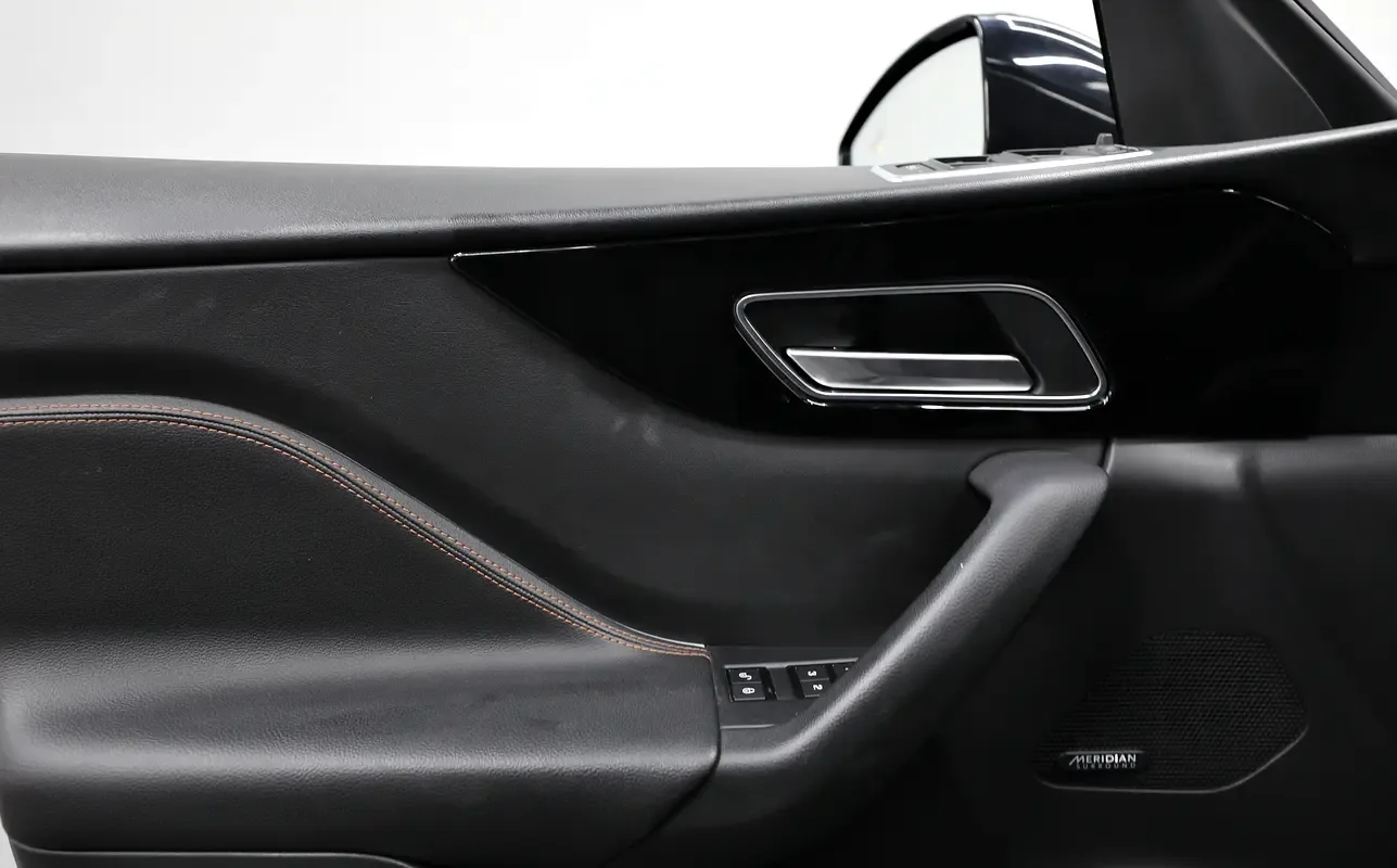 Jaguar F-Pace 2.0 AT AWD (250 حصان) - 9