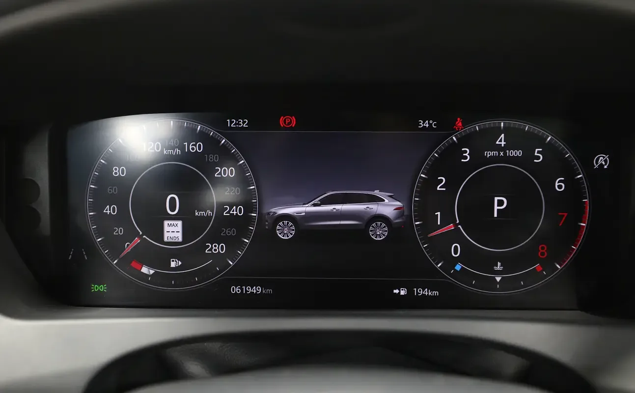 Jaguar F-Pace 2.0 AT AWD (250 حصان) - 15