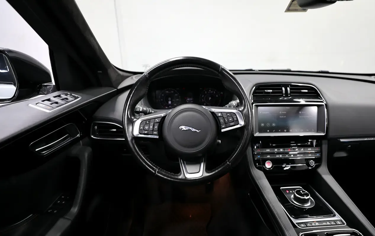 Jaguar F-Pace 2.0 AT AWD (250 حصان) - 13