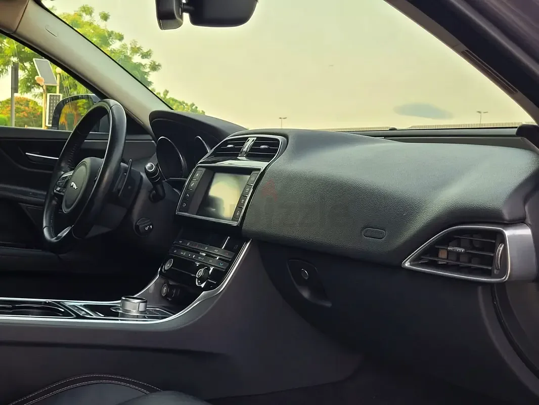 Jaguar XE 2.0 AT (250 hp) - 5