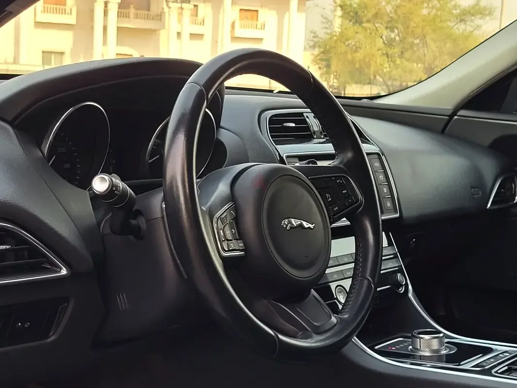 Jaguar XE 2.0 AT (250 hp) - 6