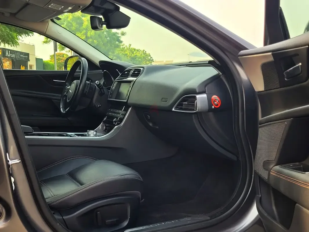 Jaguar XE 2.0 AT (250 hp) - 4
